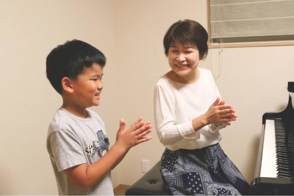 子どものピアノレッスン　リズム打ちの様子